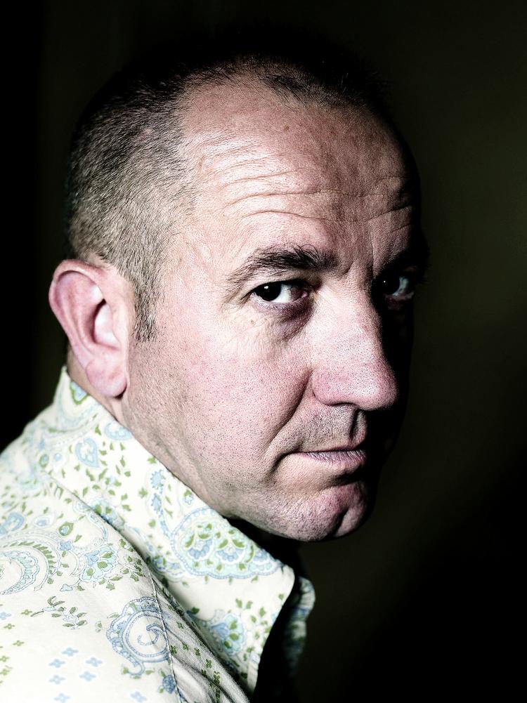 Præcision. Philippe Claudel sætter fingeren lige ned på det store, overordnede ømme punkt. Kan vi overhovedet klare den moderne, virtuelle verden, hvor det bliver sværere og sværere at få kontakt med rigtige, levende mennesker? 