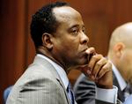 Tiltalt. Michael Jacksons læge, Conrad Murray, på anklagebænken. Lægen risikerer fire års fængsel, hvis han dømmes ansvarlig for popstjernens død. 