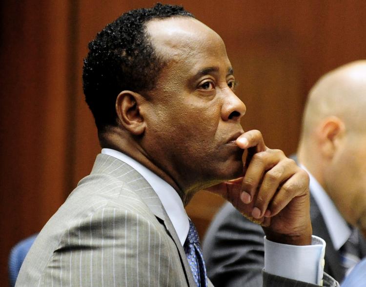 Tiltalt. Michael Jacksons læge, Conrad Murray, på anklagebænken. Lægen risikerer fire års fængsel, hvis han dømmes ansvarlig for popstjernens død. 