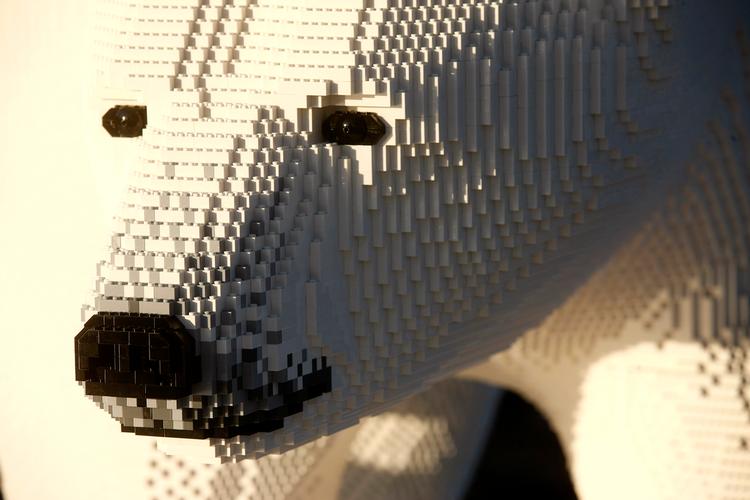 POLARLAND. Isbjørne i naturlig størrelse bygget af LEGO-klodser bliver en af attraktionerne i det nye område i Legoland. 