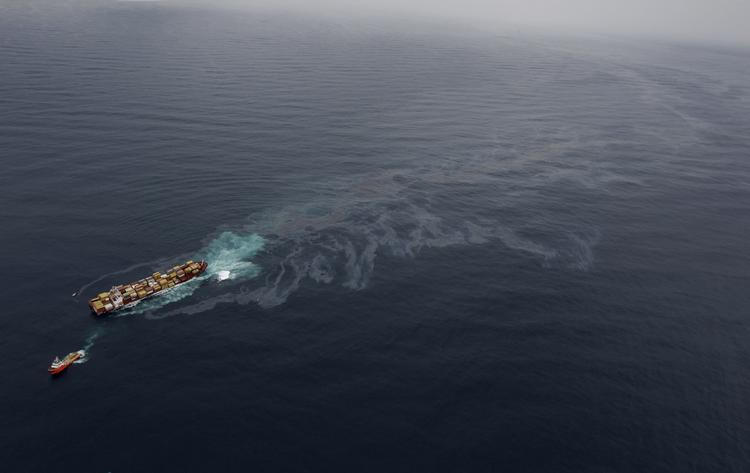 skibsforlis. Containerskibet Rena sidder fast på et rev ud for New Zealands kyst. 