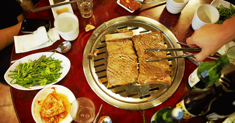 BLANDINGSKØKKEN. På nogle områder er de koreanske retter en slags mellemvej mellem de japansk-kinesiske afarter, og på andre områder er de helt deres egne. 