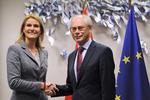 Velkommen. Helle Thorning-Schmidt bliver modtaget af EU-formanden Herman Rompuy på sit første besøg som statsminister i Bruxelles. 