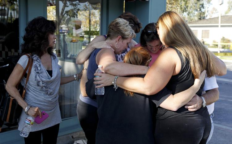 Chok. Venner og bekendte samler sig nær frisørsalonen i Seal Beach, Californien, hvor otte mennesker er dræbt af skud. 