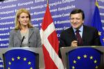 Velkommen. Så fik hun lov at stå sammen med Manuel Barroso i Bruxelles. Og fik ros oven i købet. 
