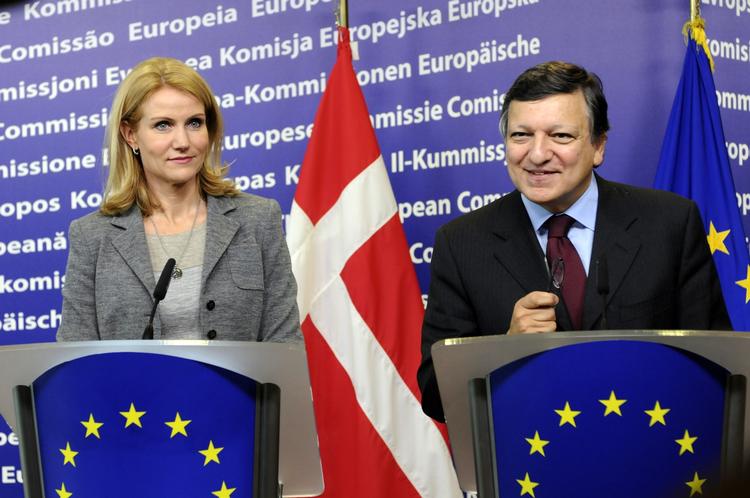 Velkommen. Så fik hun lov at stå sammen med Manuel Barroso i Bruxelles. Og fik ros oven i købet. 