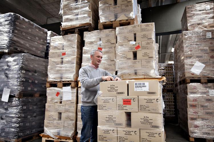Spild. Morten Jensen fra Aalborg Tørvarecenter ved de 135.000 dåser tunkød, der muligvis skal sendes til destruktion. 