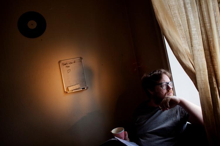 Hvis det ikke var fordi, Jacob Bellens var så glad for at synge sine egne sange, ville han give dem til nogle andre. For han bryder sig faktisk ikke om den opmærksomhed, der følger med, når man stiller sig frem i scenelyset. Foto: Niels Christensen 