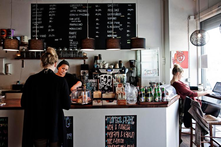 Gode bønner. Cortado Kaffebar serverer forbandet god kaffe. Og cafeen er så hyggelig, at man snildt kan blive hængende i timevis. 