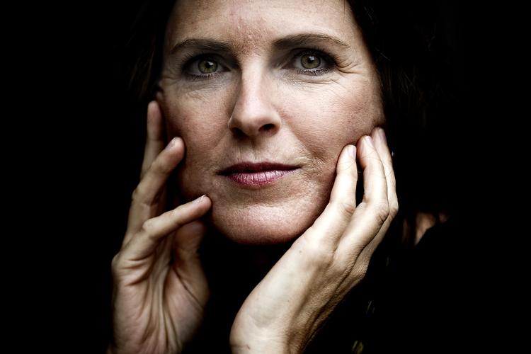 Forkælelse. Mens temperaturen daler udenfor, kan man skrue op for varmen og nyde en velskrevet bog indendøre i ferien. For eksempel 'Se på mig' af Kirsten Hammann (billedet). 