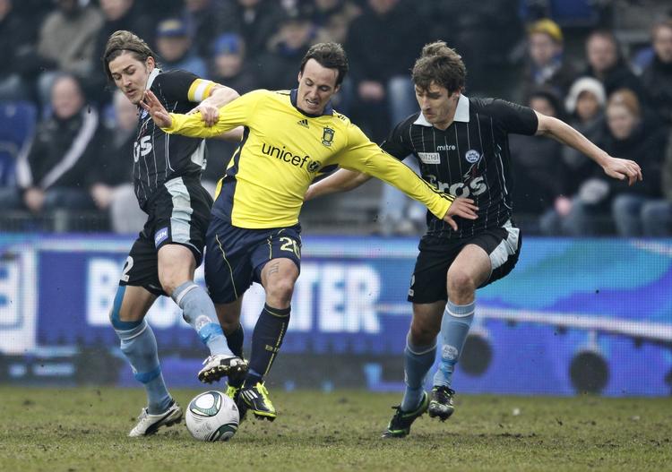 langtidssskadet. Mike Jensen blev gjort ukampdygtig i 1-4-nederlaget til Horsens i slutningen af juli. Her er han i aktion mod SønderjyskE. 