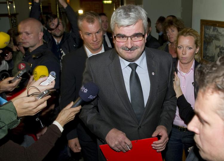Korruptionsanklager. Interessen for Håkan Juholts person er vokset, efter han er blevet anklaget for korruption. 