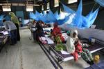 Nødhjælp. I denne afdeling af flygtningelejren Dadaab arbejder Læger Uden Grænser, som de to bortførte kvinder arbejdede for. Her er somaliske flygtninge med børn, der er i behandling for fejlernæring. 