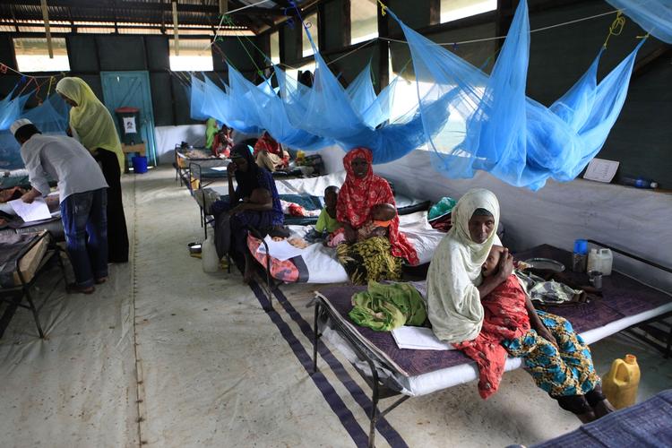 Nødhjælp. I denne afdeling af flygtningelejren Dadaab arbejder Læger Uden Grænser, som de to bortførte kvinder arbejdede for. Her er somaliske flygtninge med børn, der er i behandling for fejlernæring. 