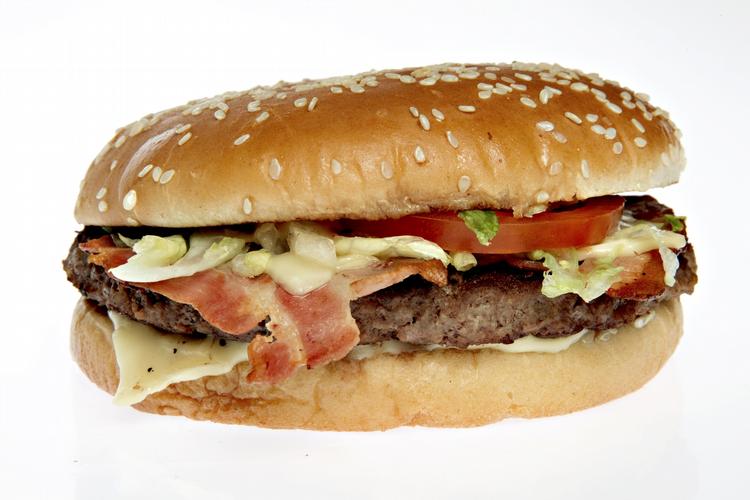 Snyd. Fødevarekontrollen har konstateret efter fem kontrolbesøg, at burgerne vejer for lidt. 