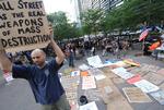 PROTEST. Occupy Wall Street-demonstranter i Zucotti Park, der nu kræves fjernet af parkens ejer. 