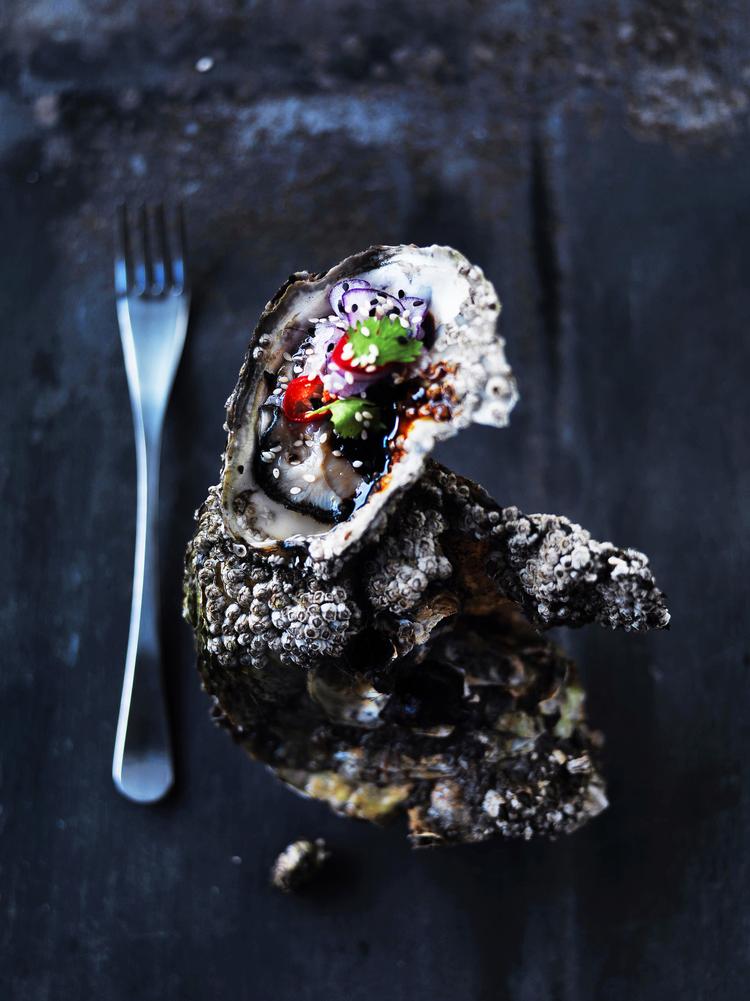 Østers er en taknemmelig spise. De kan fint spises naturel, men de smager også godt med f.eks. løg, eddike eller vodka. Eller som her med et asiatisk pift. 
