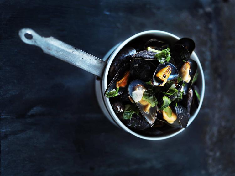 Blå bryg. Øllet giver retten en god maltet og nøddet smag. Man kan bruge forskellige øl alt efter smag: en hyldeblomstøl eller en Guinness ville heller ikke være af vejen. 