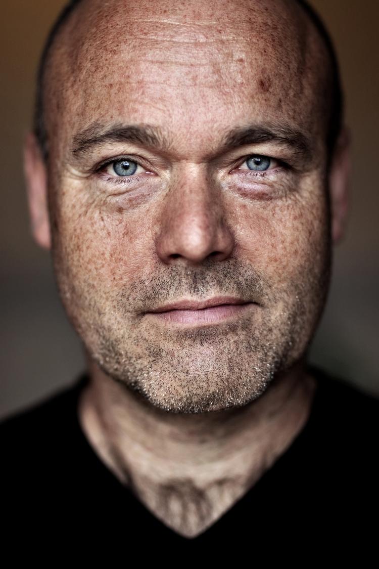 Multimedialt.  Der er både lydspor og billedeside til de nye 'Hippie'-bøger, som Peter Øvig Knudsen udgiver i samarbejde med Gyldendal. 