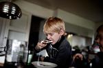 Klæbrig lækkerbisken. 6-årige Anders Bandolowski sætter tænderne i den snaskede sandwich, som hans søster og en veninde har fremstillet. 