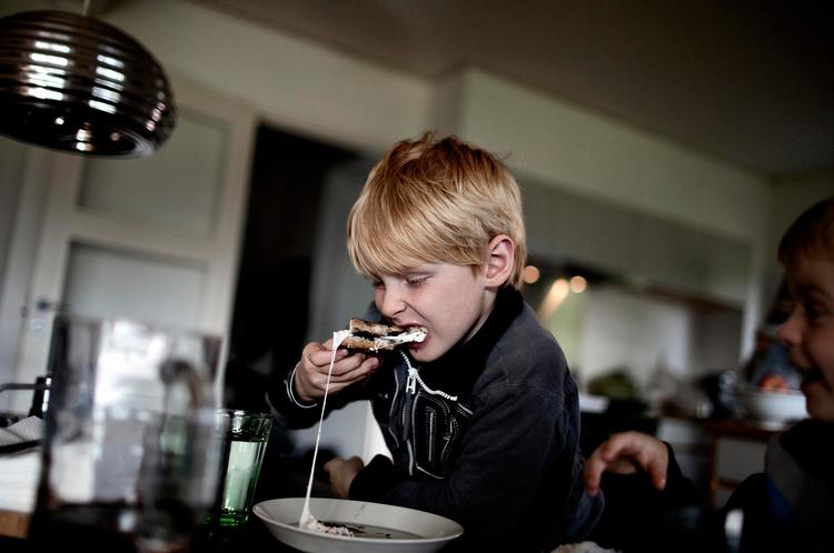 Klæbrig lækkerbisken. 6-årige Anders Bandolowski sætter tænderne i den snaskede sandwich, som hans søster og en veninde har fremstillet. 