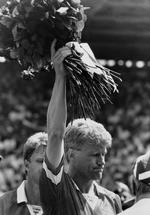 afskedsgave. Da Morten Olsen i 1989 mod Brasilien spillede sin sidste landskamp, nåede han ifølge DBU op på 102, men hos Fifa er landstræneren kun noteret for 98 landskampe. 