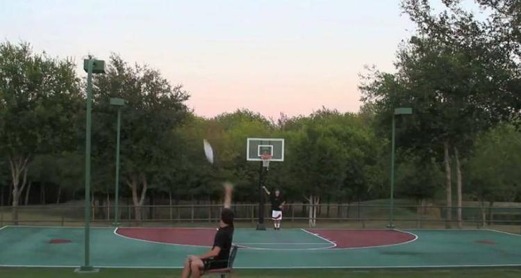 Swish. Kan man lave det med en basketball, kan Brodie Smith lave det med en frisbee. Og det ser toptjekket ud. 