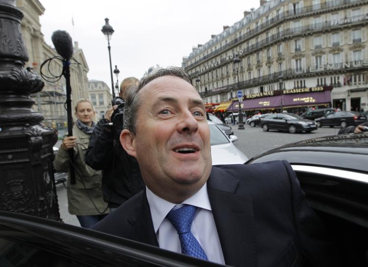 Farvel. Liam Fox har anmodet den konservative premierminister, David Cameron, om at måtte træde tilbage. 