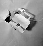 Klassisk. Der ligger årtiers tradition og solidt håndarbejde bag de stjernedyre produkter fra Hermès. Her ses en taske model Kléber på et reklamefoto fra åbningsåret 1937. 