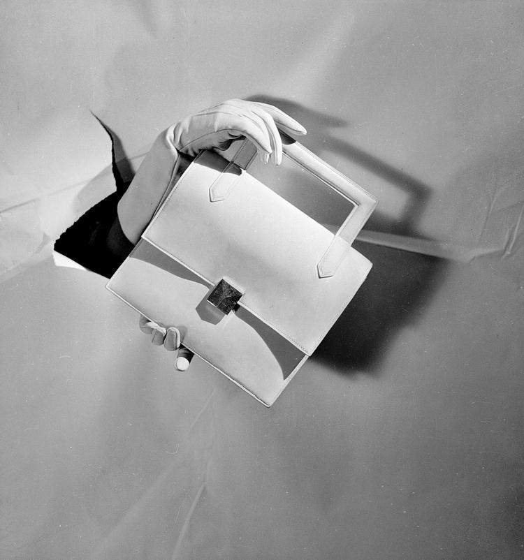 Klassisk. Der ligger årtiers tradition og solidt håndarbejde bag de stjernedyre produkter fra Hermès. Her ses en taske model Kléber på et reklamefoto fra åbningsåret 1937. 