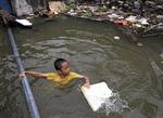 Oversvømmelser. Vandmasserne har nået til Bangkok. Her leger en dreng i et af byens oversvømmede områder. 
