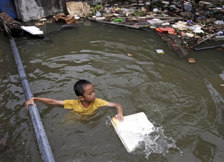 Oversvømmelser. Vandmasserne har nået til Bangkok. Her leger en dreng i et af byens oversvømmede områder. 