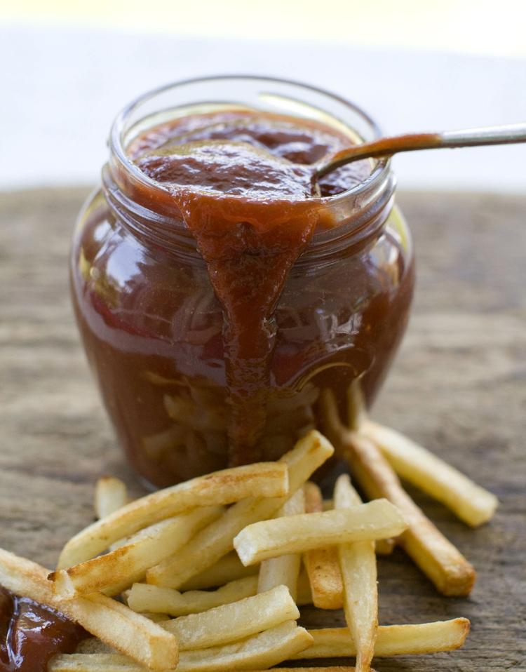 Ufransk. Ketchup er blevet forbudt på franske skoler, for at forebygge fedme. 