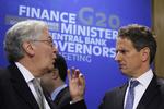 Møde. Centralbankchef i Storbritannien Mervyn King (tv)og USA's finansminister Timothy Geithner er blandt dem, der forsøger at løse den gældskrise, som især EU og USA befinder sig i. 