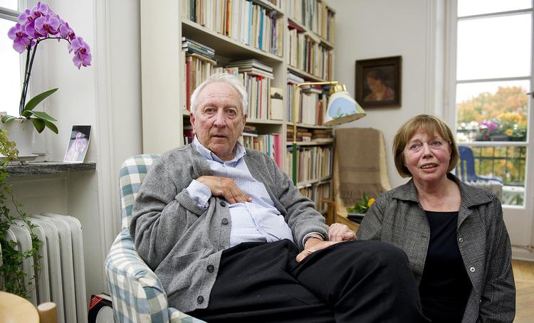 Psykolog. »Og så spillede det vel også ind, at du ville kunne leve af at være psykolog og forsørge familien? Det viste sig at være et rigtigt valg, for du har jo aldrig ønsket at være digter på fuld tid«. Tomas nikker, når hans Monica fortæller om deres liv. 