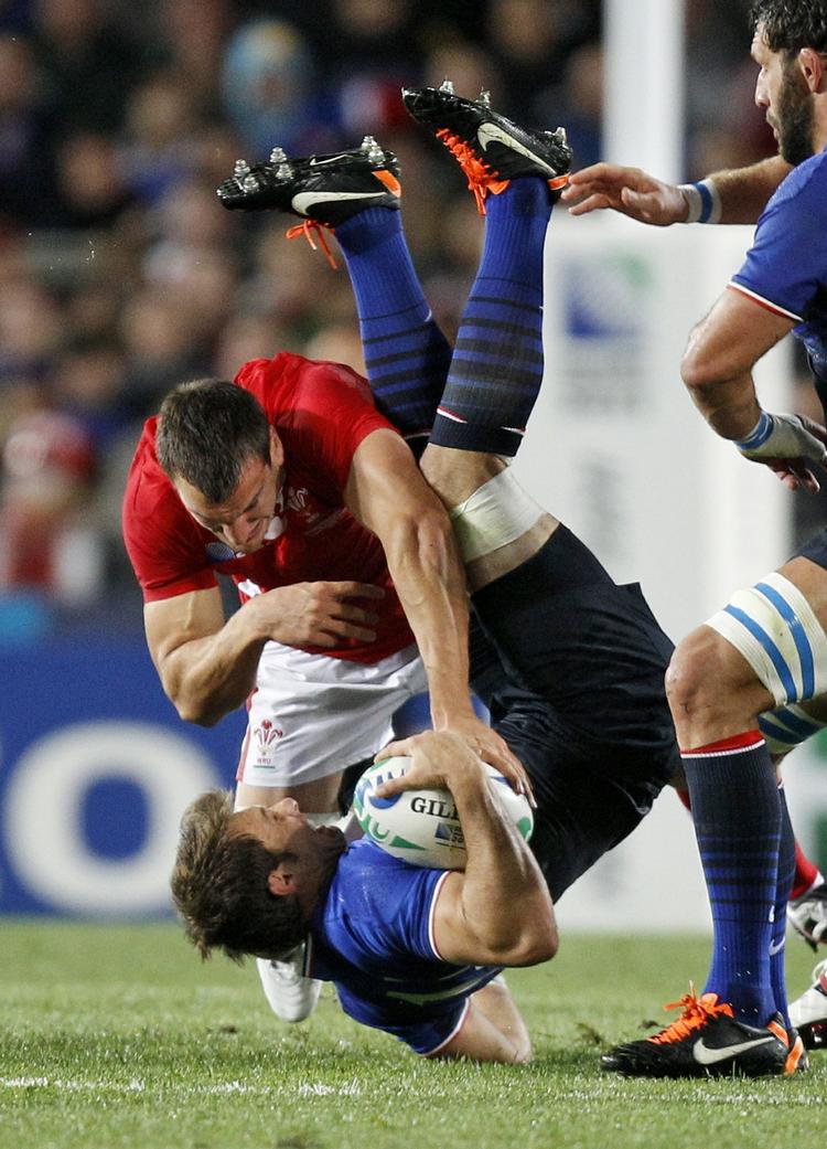 Øjeblikket. Sam Warburton ( i rødt) blev udvist efter 19 minutter og så havde Wales kun 14 på banen mod Frankrigs 15. 