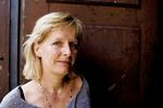 Tragikomisk. Forfatter og dramatiker Astrid Saalbach har  skrevet om en mand, der sælger abstraktioner og almindeligheder til overpris. 