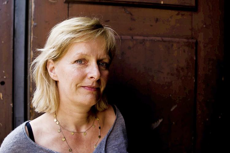 Tragikomisk. Forfatter og dramatiker Astrid Saalbach har  skrevet om en mand, der sælger abstraktioner og almindeligheder til overpris. 