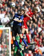 nærkamp. Dirk Kuyt (t.h.) var tæt på at afgøre kampen til Liverpools fordel. 