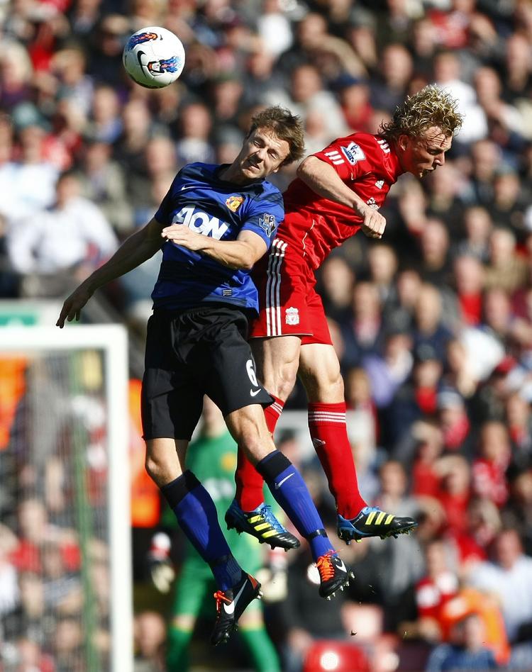 nærkamp. Dirk Kuyt (t.h.) var tæt på at afgøre kampen til Liverpools fordel. 