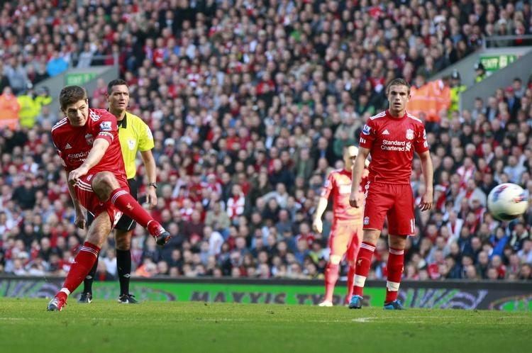 scoring. Steven Gerrard ville sparke bolden over muren. 