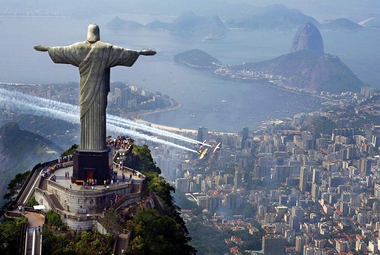 Overblik. 'O Cristo Redentor' (Kristus, Frelseren) holder til i 710 meters højde på Rio de Janeiros Corcovadobjerg. Statuen er 38 meter høj og vejer 700 ton. 