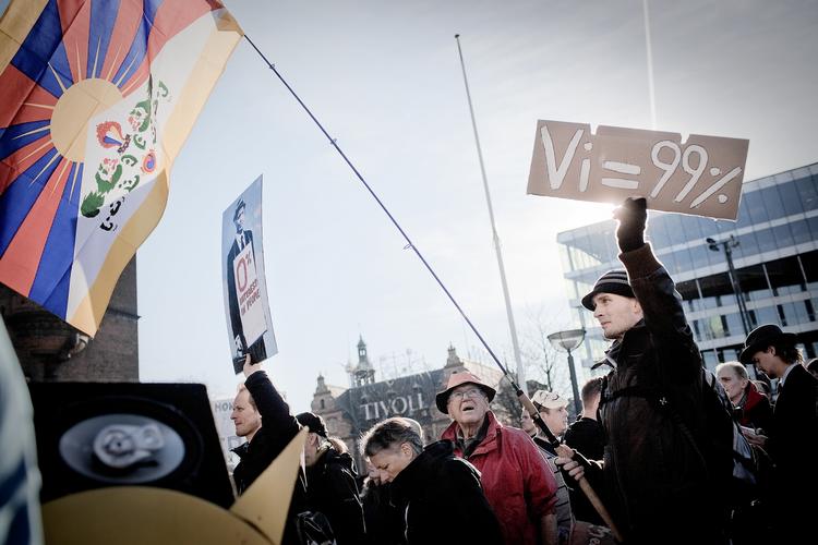 Demonstraion. Et af demonstranternes centrale budskaber er, at 1 procent at verdens befolkning sidder på 40 procent af verdens ressourcer, og at den fordeling er alt for skæv. 