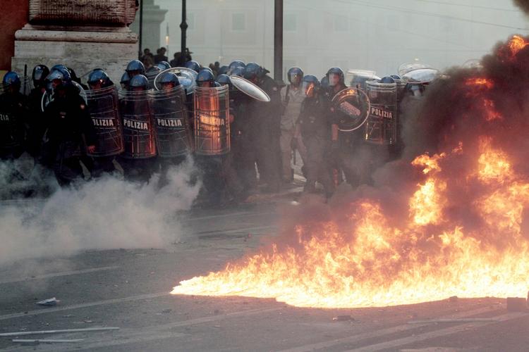Gadekamp. Roms politi blev udsat for voldsomme angreb fra flere af demonstranterne. Tredive betjente menes kvæstet. 