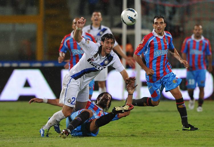 Nedtur. Inters Diego Milito (tv) udfordrer Catanias forsvarsspiller Nicolas Spolli i løbet af kampen på Cibali Stadion i Catania. 