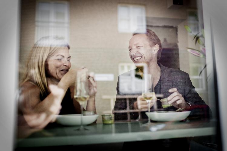 Vinduesplads. Lise Ølgaard og Jesper Holmberg kunne i ro og mag nyde en lille anretning og et glas champagne. 