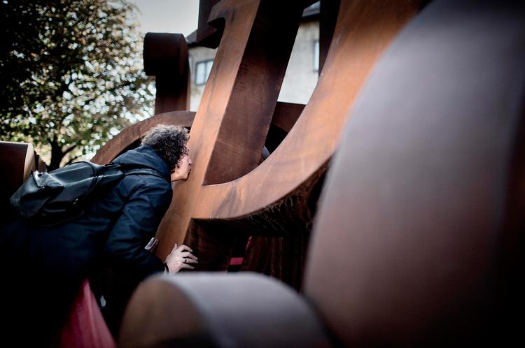 Turèll.Monumentet over forfatteren er smedet af svende fra Emil Nielsens Smedeværksted. 