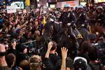 Massedemonstration. Beredne betjente forsøger at holde styr på mængden på New Yorks Times Square. 