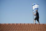 Gilad Shalits far, Noam, rejser det israelske flag på toppen af sit hus i Mitzpe Hila i det nordlige Israel. Snart kan han se frem til at blive genforenet med sin søn, der har været taget til fange af Hamas siden 2006. 