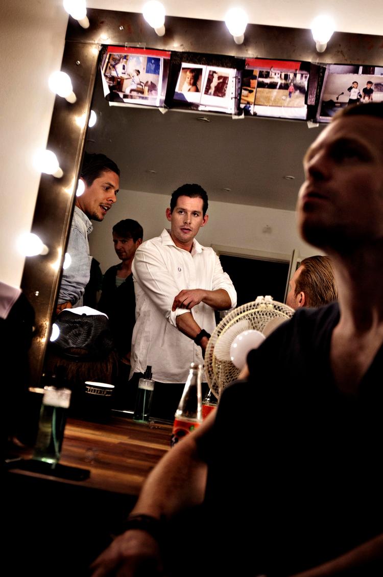 backstage. Denne uge gav Rasmus Seebach en særlig tv-koncert for fans, der havde vundet  koncertbilletter, op til udgivelsen af sit nye album. Et kvarter inden optagelserne er han her i gang med at klæde om. 